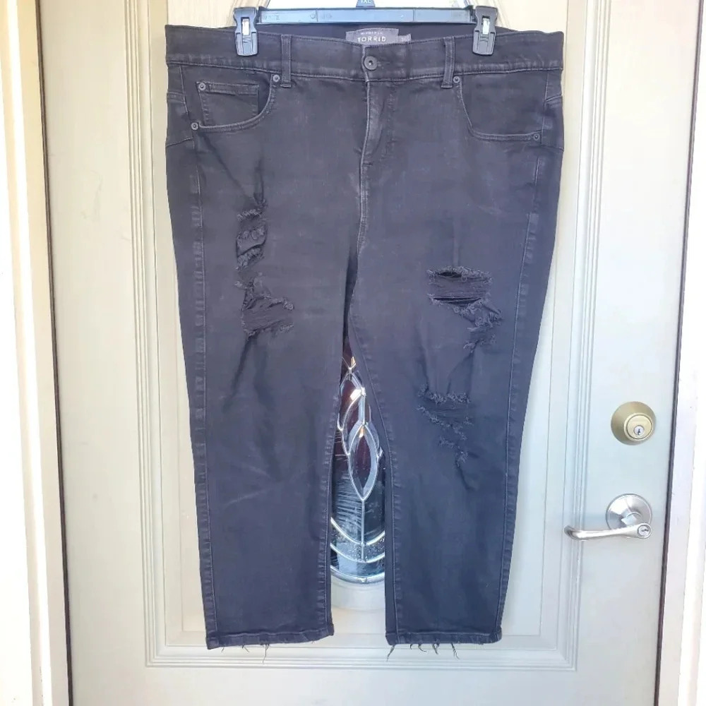 TORRID | PREMIUM Bombshell Skinny Distressed Jeans in Black sz 22